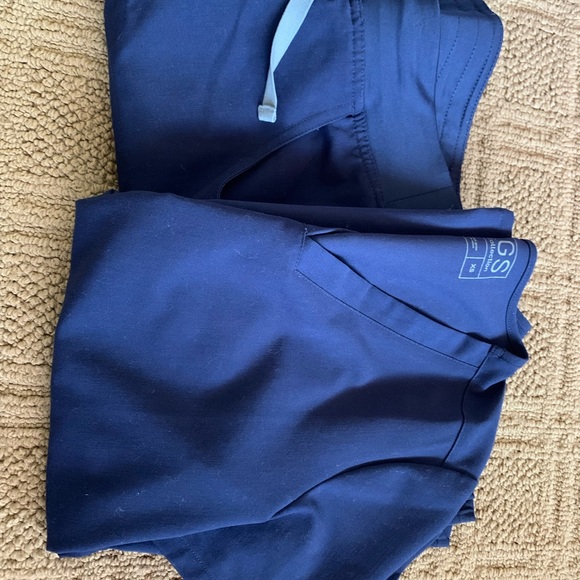 Figs scrub set in navy blue - Casma top and Kade bottoms - Picture 1 of 5